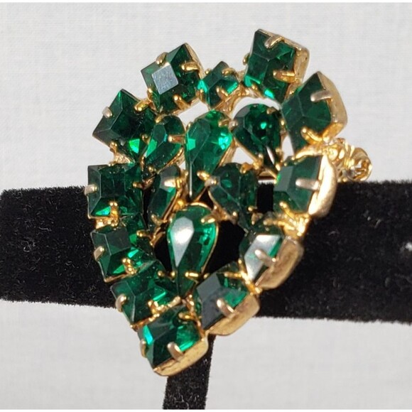 Vintage Emerald Green Rhinestone Heart Prong Set Gold Tone Brooch - Picture 15 of 16